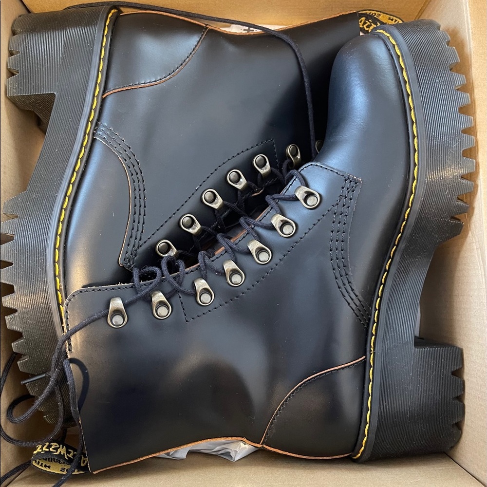 Dr. Martens Leona Boot